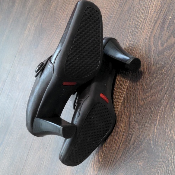 Aerosoles Womans size 5.5 Brown Leather Shoe with Decorative Button - Picture 3 of 4